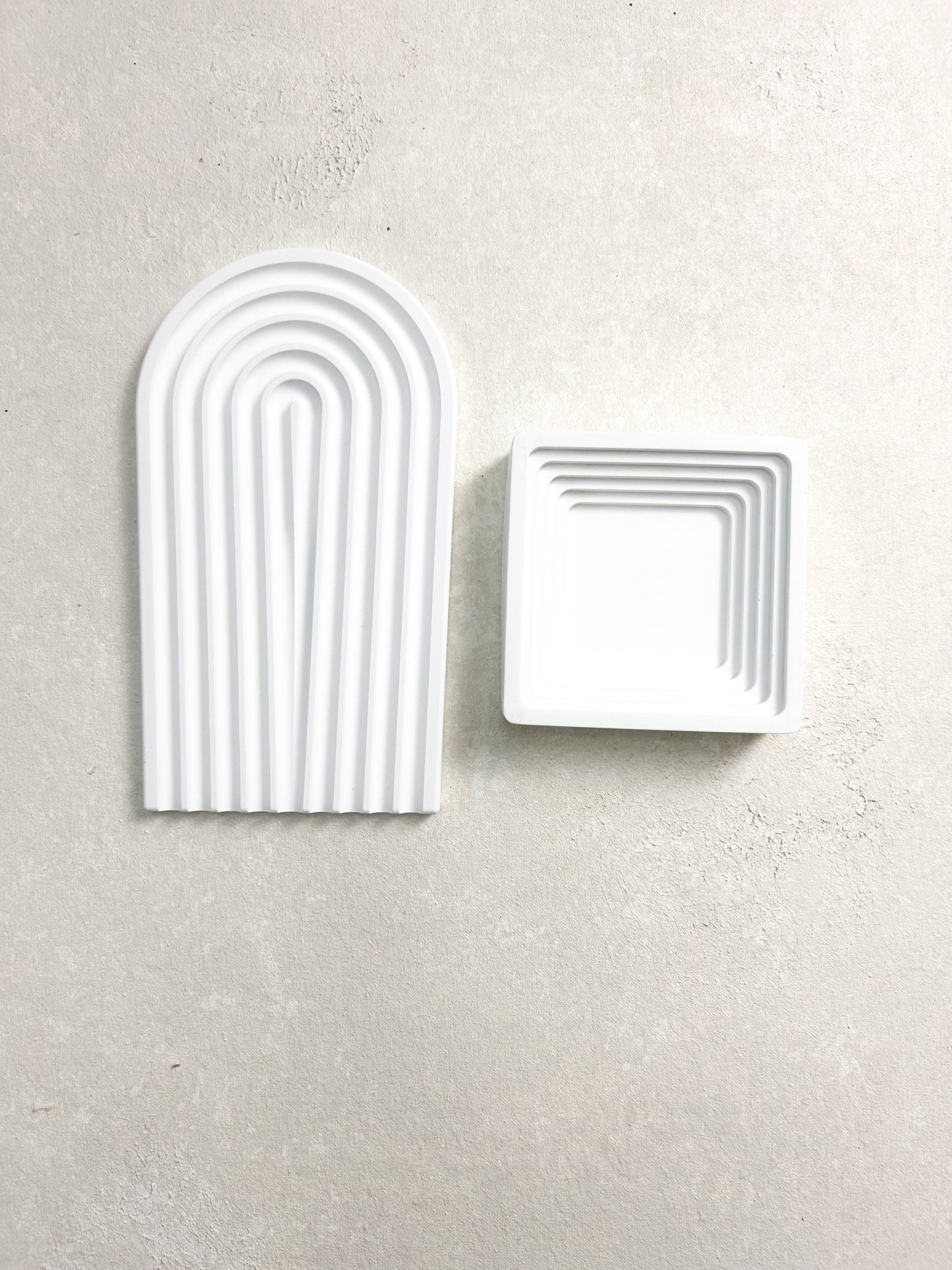 Set of 2 white flat lay dishes Ring Dish