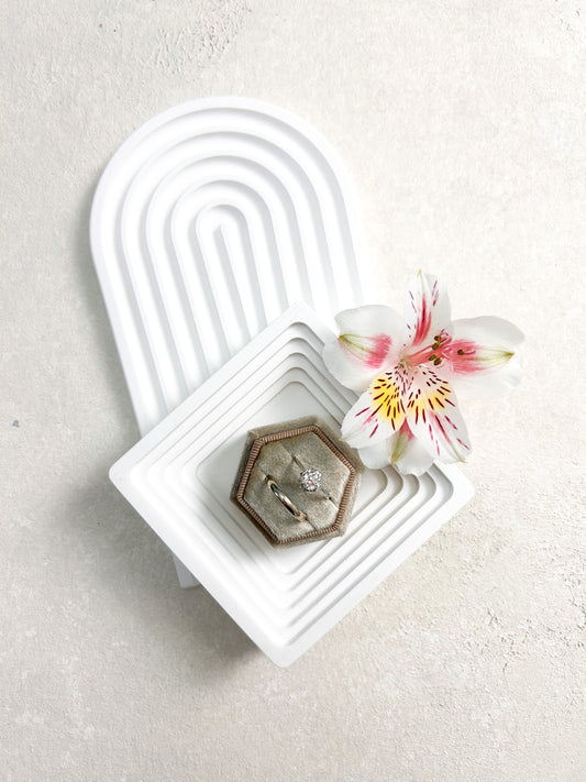 Set of 2 white flat lay dishes Ring Dish
